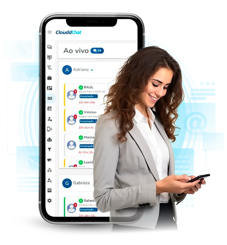 Atendente sorrindo com o celular usando o painel Ao vivo do ClouddChat